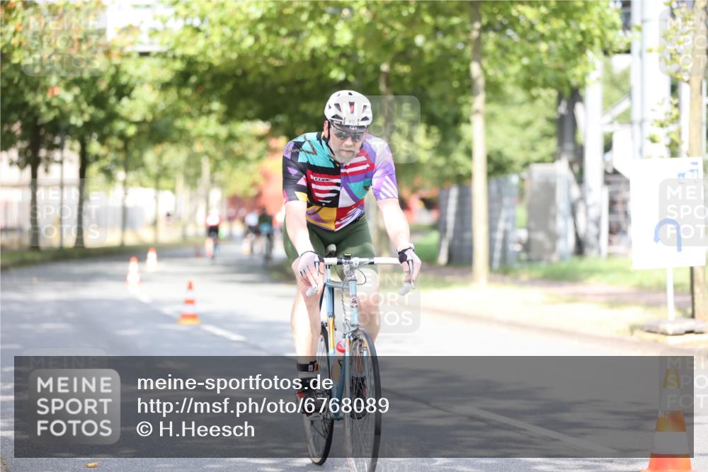 11.08.2024 - GEWOBA Citytriathlon Bremen H.Heesch http://msf.ph/oto/6768089 11.08.2024 10:40:14 Radfahren 33, 38, 66, 87 meine-sportfotos.de