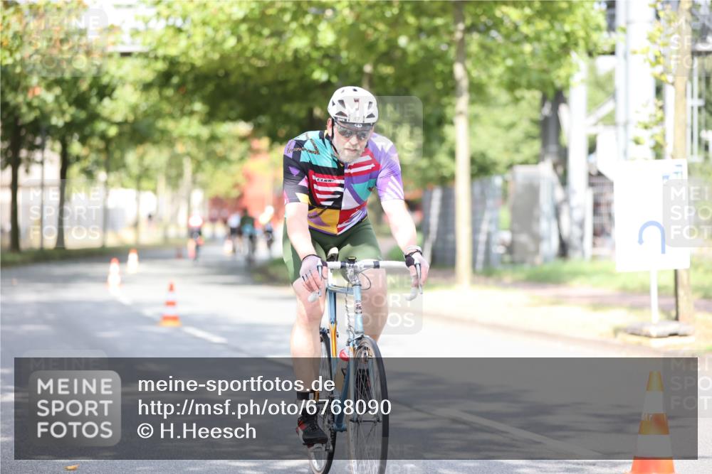 11.08.2024 - GEWOBA Citytriathlon Bremen H.Heesch http://msf.ph/oto/6768090 11.08.2024 10:40:14 Radfahren 33, 38, 66, 87 meine-sportfotos.de