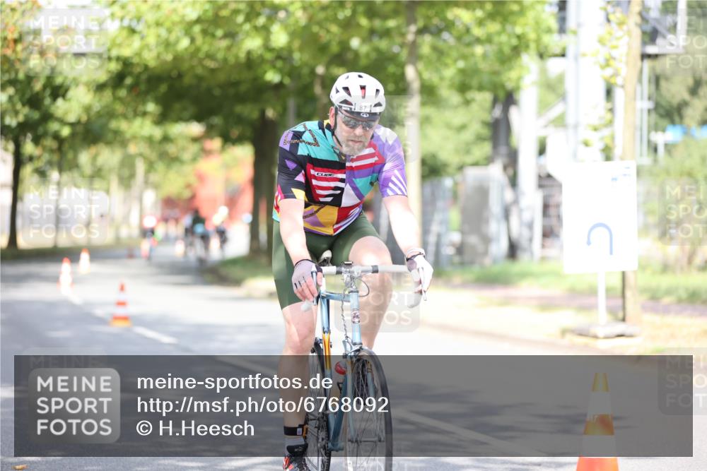 11.08.2024 - GEWOBA Citytriathlon Bremen H.Heesch http://msf.ph/oto/6768092 11.08.2024 10:40:14 Radfahren 33, 38, 66, 87 meine-sportfotos.de