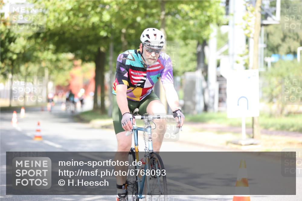 11.08.2024 - GEWOBA Citytriathlon Bremen H.Heesch http://msf.ph/oto/6768093 11.08.2024 10:40:14 Radfahren 33, 38, 66, 87 meine-sportfotos.de