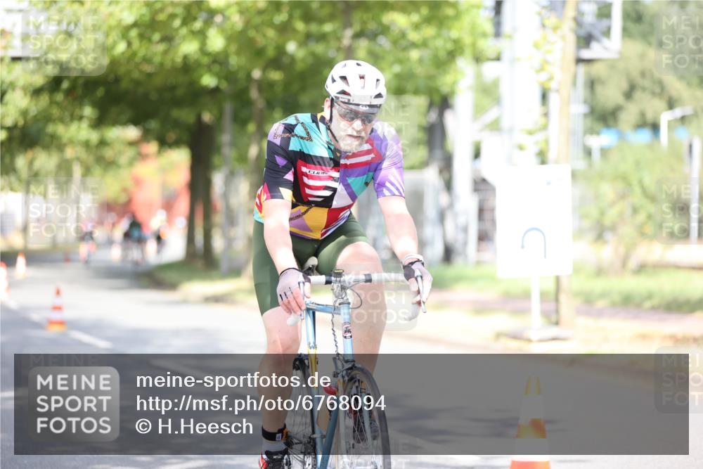 11.08.2024 - GEWOBA Citytriathlon Bremen H.Heesch http://msf.ph/oto/6768094 11.08.2024 10:40:14 Radfahren 33, 38, 66, 87 meine-sportfotos.de