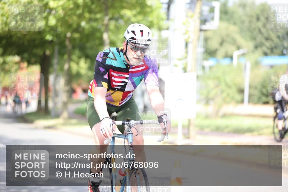 11.08.2024 - GEWOBA Citytriathlon Bremen H.Heesch http://msf.ph/oto/6768096 11.08.2024 10:40:14 Radfahren 33, 38, 66, 87 meine-sportfotos.de