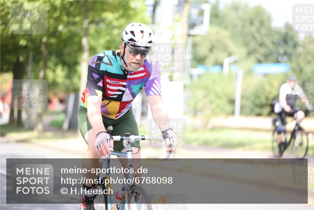 11.08.2024 - GEWOBA Citytriathlon Bremen H.Heesch http://msf.ph/oto/6768098 11.08.2024 10:40:14 Radfahren 33, 38, 66, 87 meine-sportfotos.de