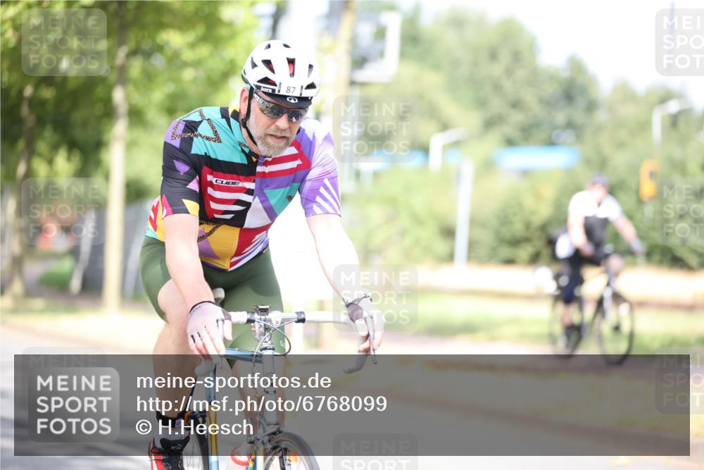 11.08.2024 - GEWOBA Citytriathlon Bremen H.Heesch http://msf.ph/oto/6768099 11.08.2024 10:40:14 Radfahren 33, 38, 66, 87 meine-sportfotos.de