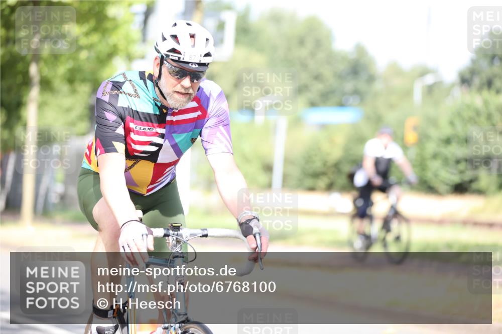 11.08.2024 - GEWOBA Citytriathlon Bremen H.Heesch http://msf.ph/oto/6768100 11.08.2024 10:40:15 Radfahren 26, 33, 38, 66, 87 meine-sportfotos.de