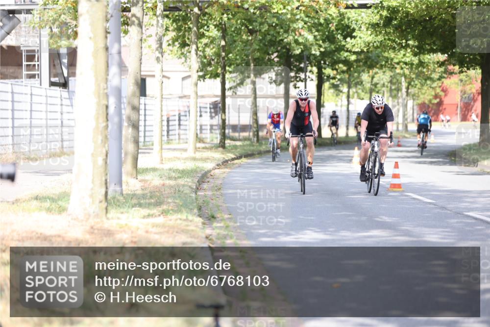 11.08.2024 - GEWOBA Citytriathlon Bremen H.Heesch http://msf.ph/oto/6768103 11.08.2024 10:40:25 Radfahren 9, 26, 27, 38, 42, 64, 66, 71, 87 meine-sportfotos.de