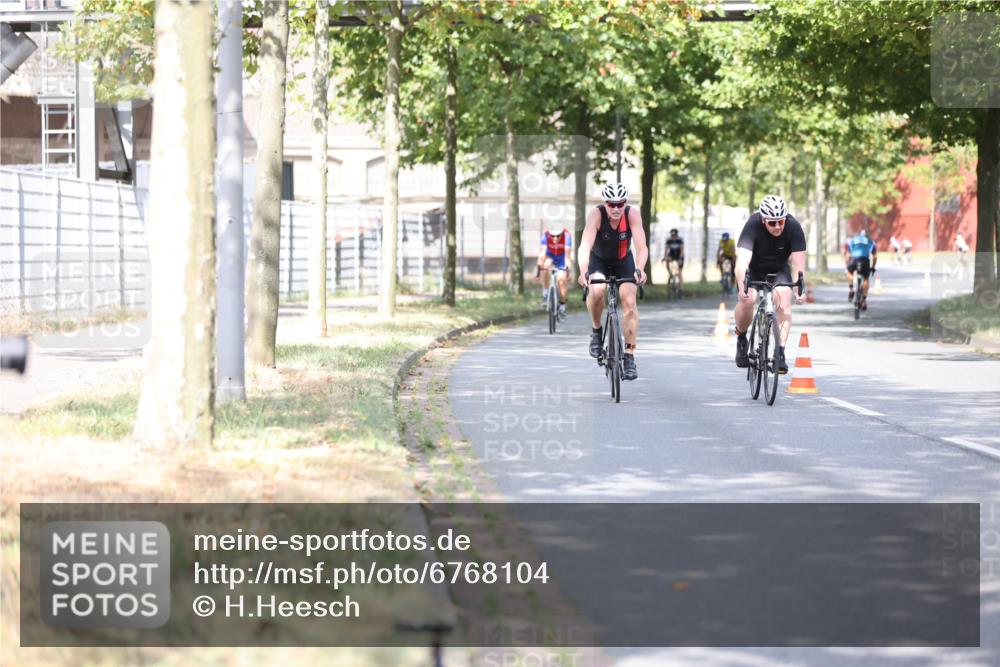 11.08.2024 - GEWOBA Citytriathlon Bremen H.Heesch http://msf.ph/oto/6768104 11.08.2024 10:40:25 Radfahren 9, 26, 27, 38, 42, 64, 66, 71, 87 meine-sportfotos.de