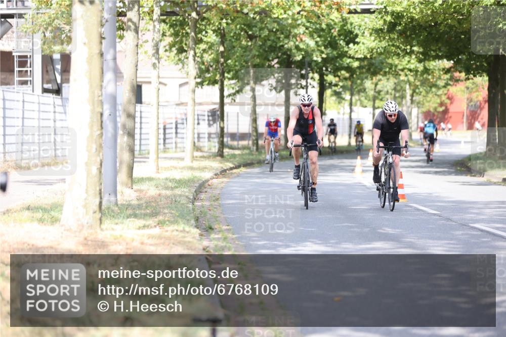 11.08.2024 - GEWOBA Citytriathlon Bremen H.Heesch http://msf.ph/oto/6768109 11.08.2024 10:40:25 Radfahren 9, 26, 27, 38, 42, 64, 66, 71, 87 meine-sportfotos.de