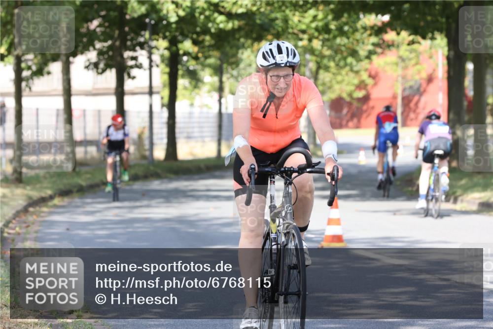 11.08.2024 - GEWOBA Citytriathlon Bremen H.Heesch http://msf.ph/oto/6768115 11.08.2024 10:21:57 Radfahren 29, 42, 64, 98, 106, 109 meine-sportfotos.de