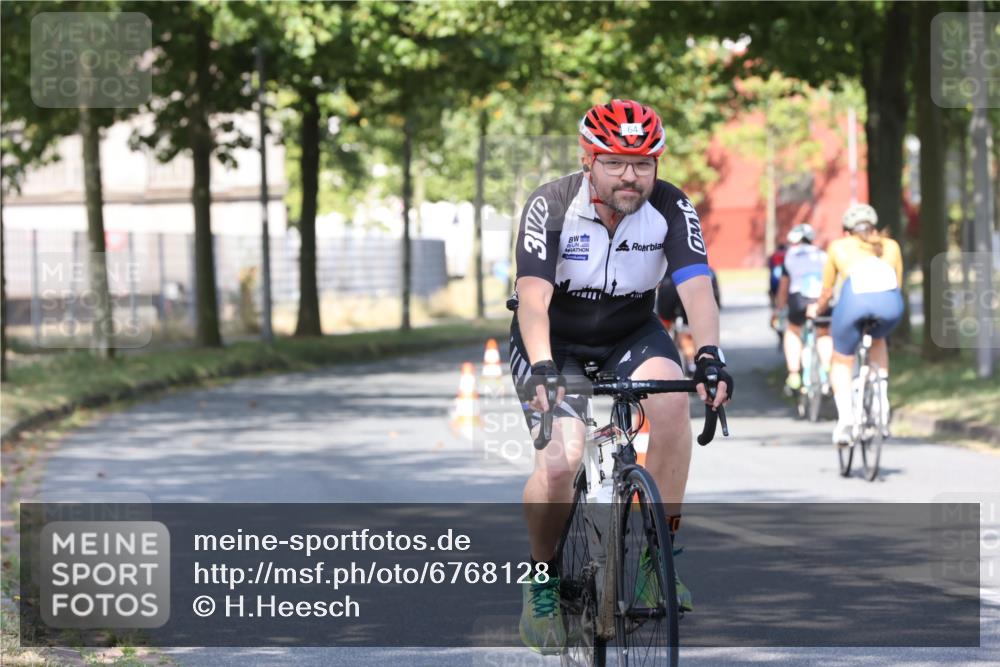 11.08.2024 - GEWOBA Citytriathlon Bremen H.Heesch http://msf.ph/oto/6768128 11.08.2024 10:22:01 Radfahren 29, 64, 98, 106, 109 meine-sportfotos.de