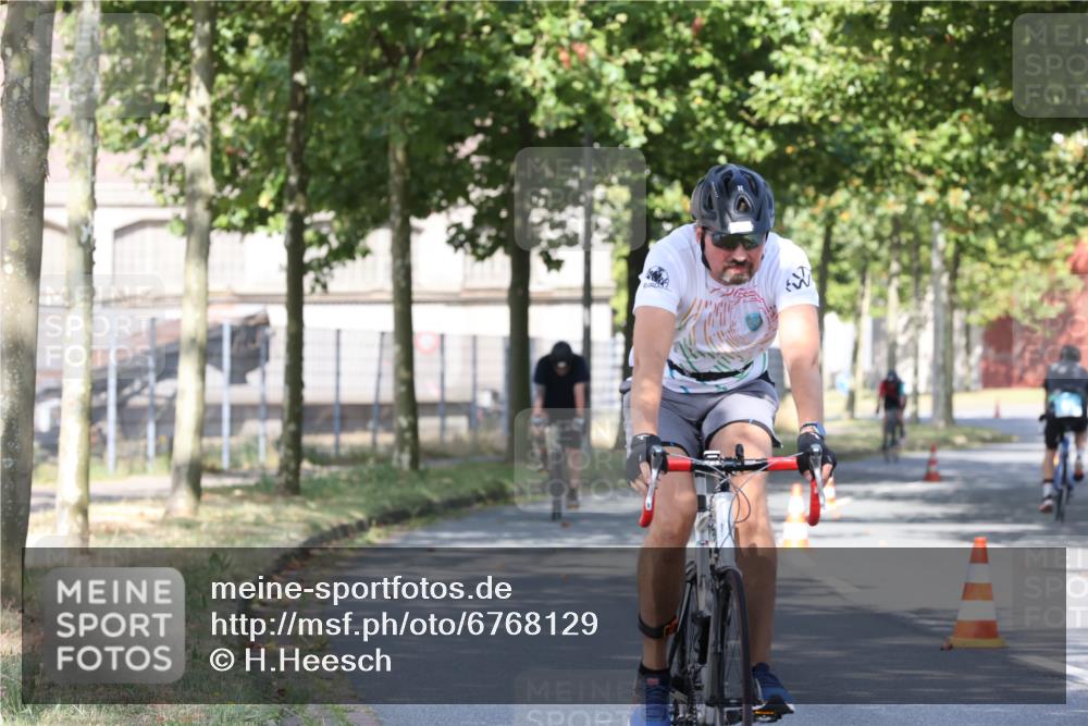 11.08.2024 - GEWOBA Citytriathlon Bremen H.Heesch http://msf.ph/oto/6768129 11.08.2024 10:22:24 Radfahren 22, 55, 108 meine-sportfotos.de