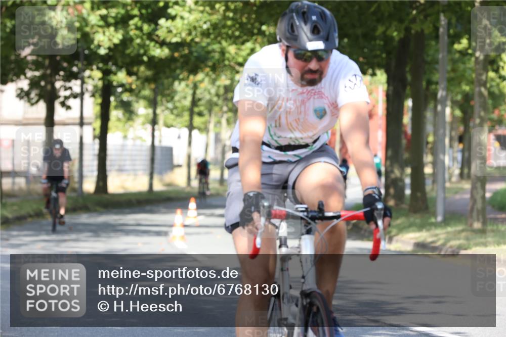 11.08.2024 - GEWOBA Citytriathlon Bremen H.Heesch http://msf.ph/oto/6768130 11.08.2024 10:22:24 Radfahren 22, 55, 108 meine-sportfotos.de