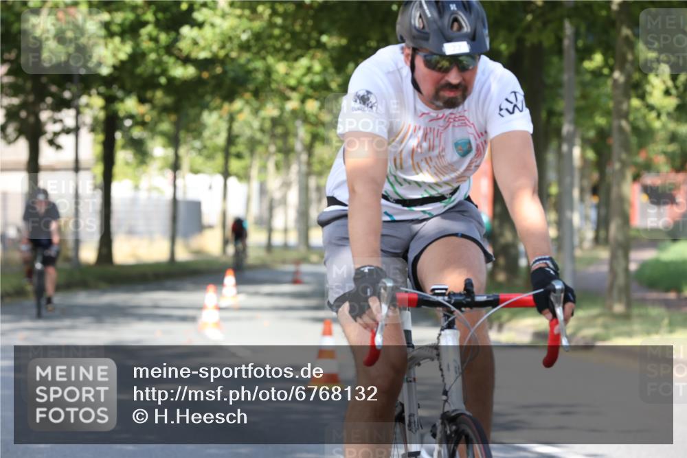 11.08.2024 - GEWOBA Citytriathlon Bremen H.Heesch http://msf.ph/oto/6768132 11.08.2024 10:22:25 Radfahren 22, 55, 108 meine-sportfotos.de