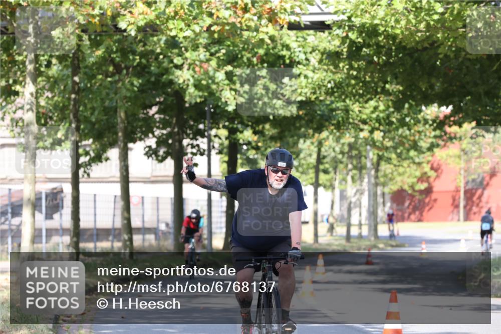 11.08.2024 - GEWOBA Citytriathlon Bremen H.Heesch http://msf.ph/oto/6768137 11.08.2024 10:22:28 Radfahren 22, 55, 108 meine-sportfotos.de