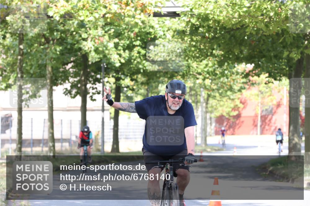 11.08.2024 - GEWOBA Citytriathlon Bremen H.Heesch http://msf.ph/oto/6768140 11.08.2024 10:22:29 Radfahren 22, 55, 108 meine-sportfotos.de