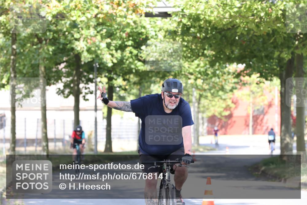 11.08.2024 - GEWOBA Citytriathlon Bremen H.Heesch http://msf.ph/oto/6768141 11.08.2024 10:22:29 Radfahren 22, 55, 108 meine-sportfotos.de