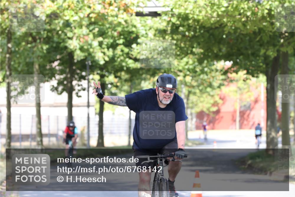 11.08.2024 - GEWOBA Citytriathlon Bremen H.Heesch http://msf.ph/oto/6768142 11.08.2024 10:22:29 Radfahren 22, 55, 108 meine-sportfotos.de
