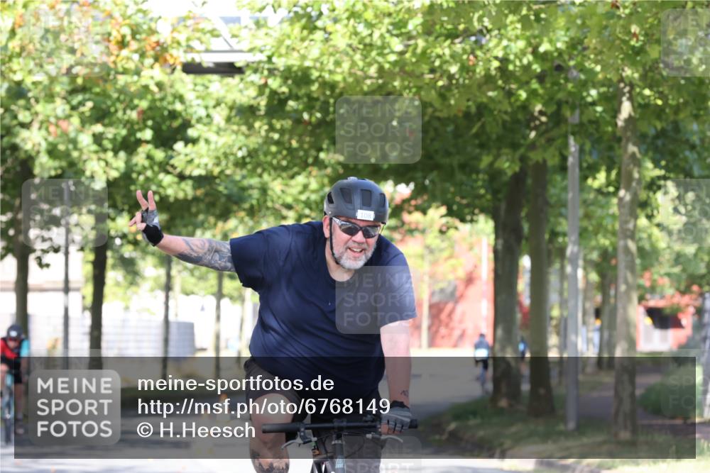 11.08.2024 - GEWOBA Citytriathlon Bremen H.Heesch http://msf.ph/oto/6768149 11.08.2024 10:22:29 Radfahren 22, 55, 108 meine-sportfotos.de