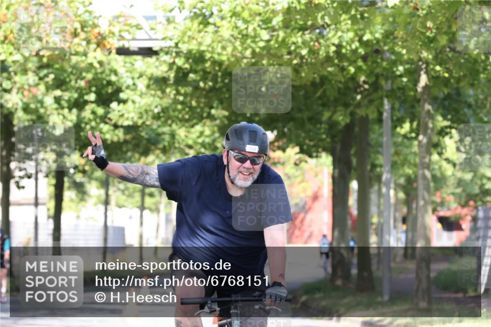 11.08.2024 - GEWOBA Citytriathlon Bremen H.Heesch http://msf.ph/oto/6768151 11.08.2024 10:22:29 Radfahren 22, 55, 108 meine-sportfotos.de