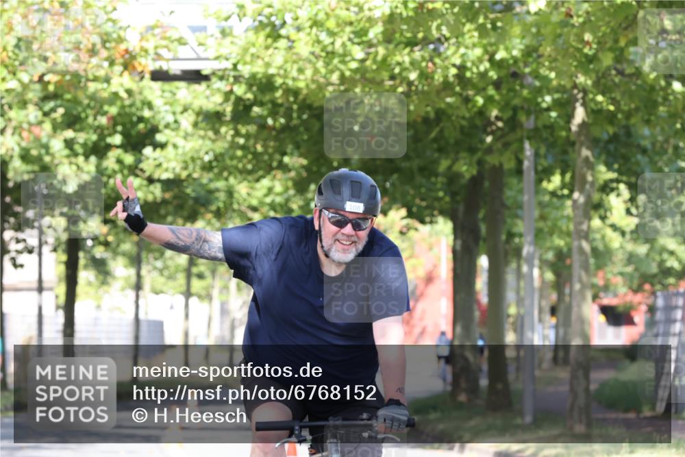 11.08.2024 - GEWOBA Citytriathlon Bremen H.Heesch http://msf.ph/oto/6768152 11.08.2024 10:22:29 Radfahren 22, 55, 108 meine-sportfotos.de