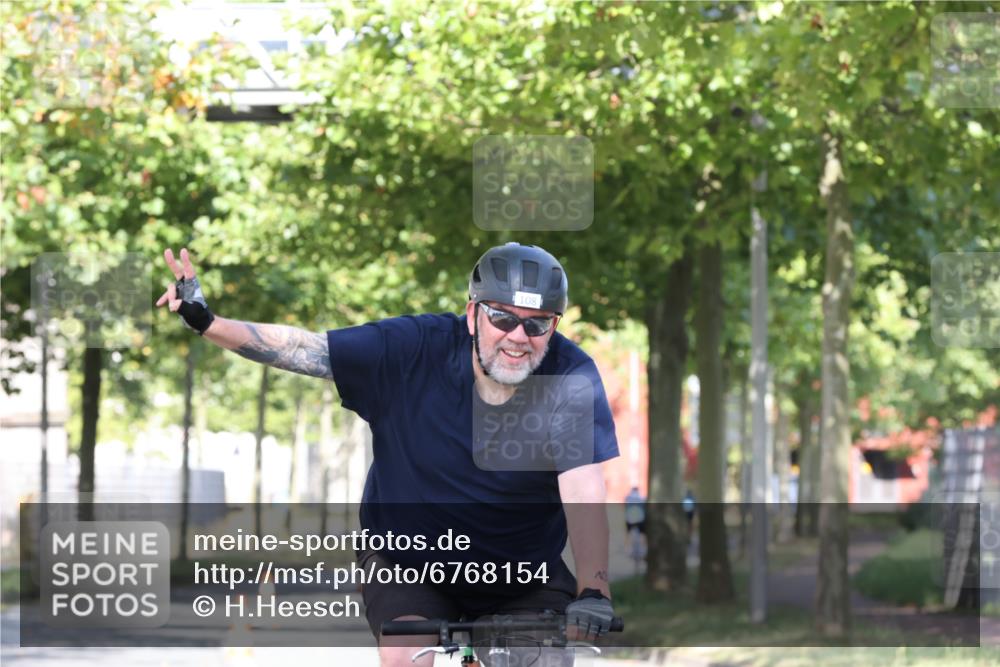 11.08.2024 - GEWOBA Citytriathlon Bremen H.Heesch http://msf.ph/oto/6768154 11.08.2024 10:22:29 Radfahren 22, 55, 108 meine-sportfotos.de