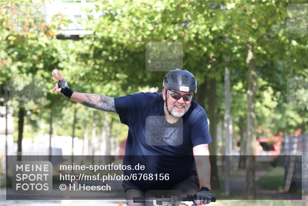 11.08.2024 - GEWOBA Citytriathlon Bremen H.Heesch http://msf.ph/oto/6768156 11.08.2024 10:22:29 Radfahren 22, 55, 108 meine-sportfotos.de
