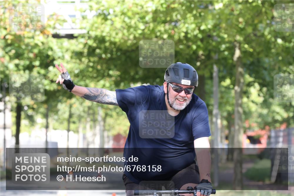 11.08.2024 - GEWOBA Citytriathlon Bremen H.Heesch http://msf.ph/oto/6768158 11.08.2024 10:22:29 Radfahren 22, 55, 108 meine-sportfotos.de