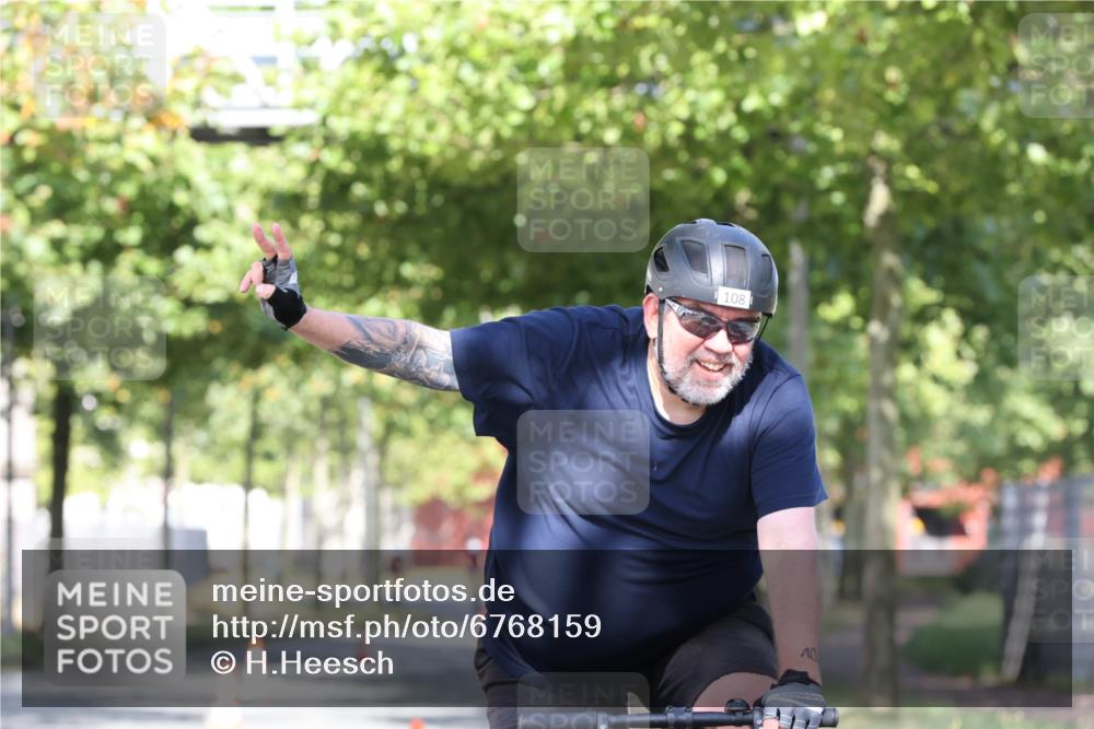 11.08.2024 - GEWOBA Citytriathlon Bremen H.Heesch http://msf.ph/oto/6768159 11.08.2024 10:22:29 Radfahren 22, 55, 108 meine-sportfotos.de
