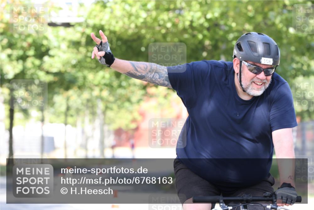 11.08.2024 - GEWOBA Citytriathlon Bremen H.Heesch http://msf.ph/oto/6768163 11.08.2024 10:22:30 Radfahren 22, 55, 108 meine-sportfotos.de