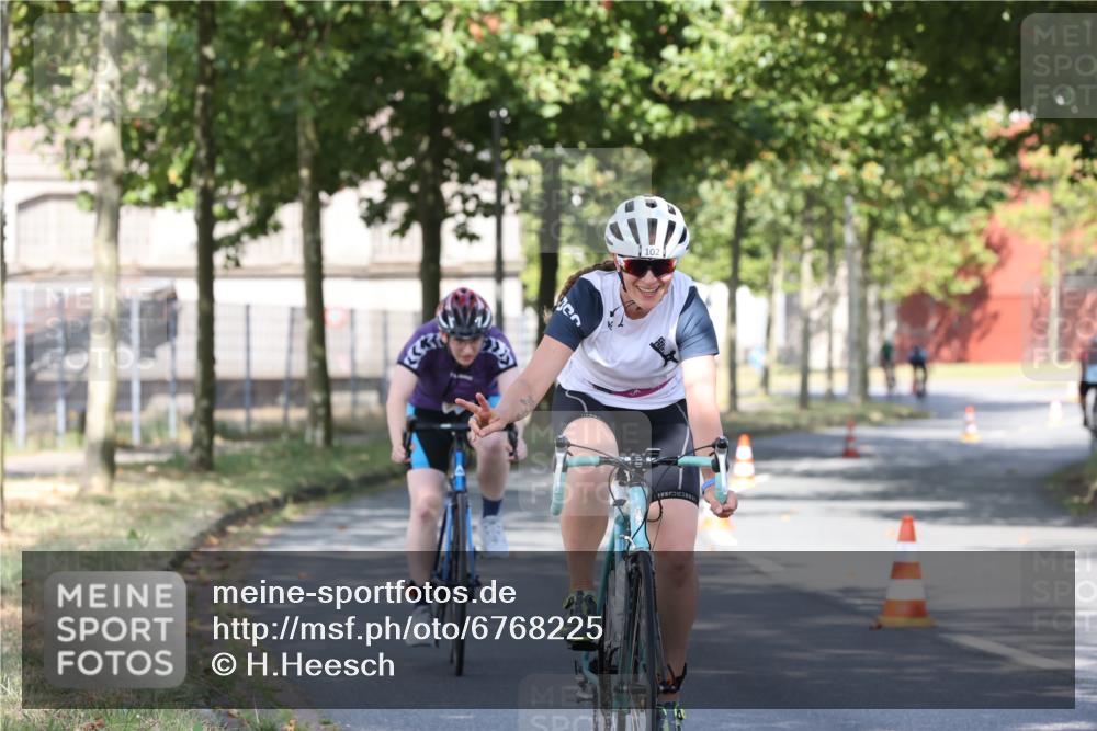 11.08.2024 - GEWOBA Citytriathlon Bremen H.Heesch http://msf.ph/oto/6768225 11.08.2024 10:22:50 Radfahren 26, 47, 48, 94, 102 meine-sportfotos.de