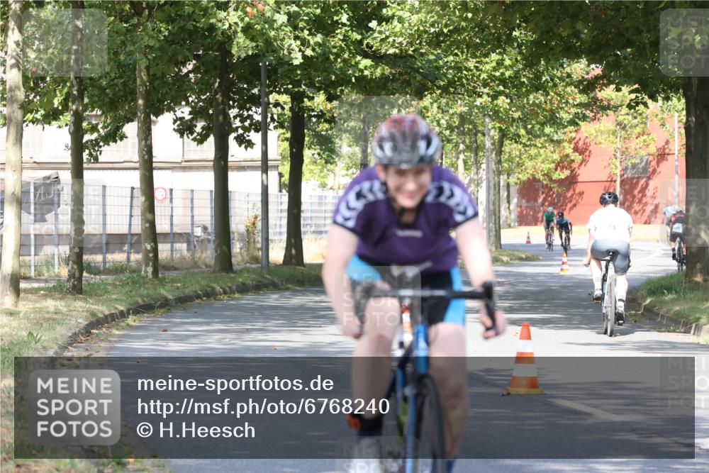 11.08.2024 - GEWOBA Citytriathlon Bremen H.Heesch http://msf.ph/oto/6768240 11.08.2024 10:22:51 Radfahren 26, 47, 48, 94, 102 meine-sportfotos.de