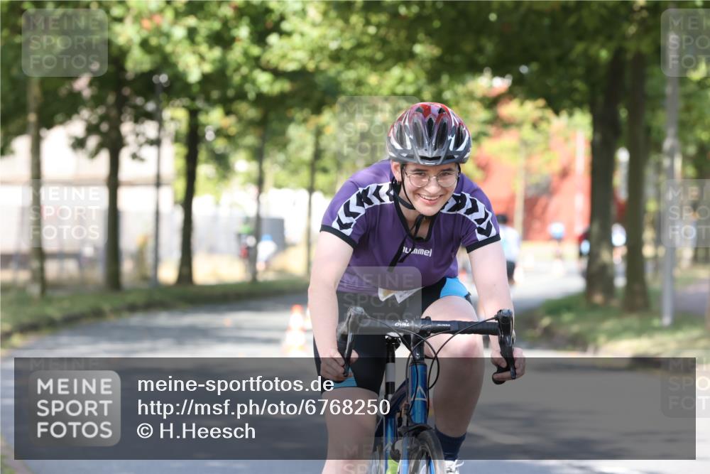 11.08.2024 - GEWOBA Citytriathlon Bremen H.Heesch http://msf.ph/oto/6768250 11.08.2024 10:22:51 Radfahren 26, 47, 48, 94, 102 meine-sportfotos.de