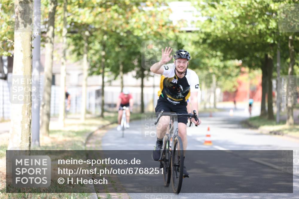 11.08.2024 - GEWOBA Citytriathlon Bremen H.Heesch http://msf.ph/oto/6768251 11.08.2024 10:40:34 Radfahren 9, 26, 27, 38, 42, 55, 64, 66, 71 meine-sportfotos.de