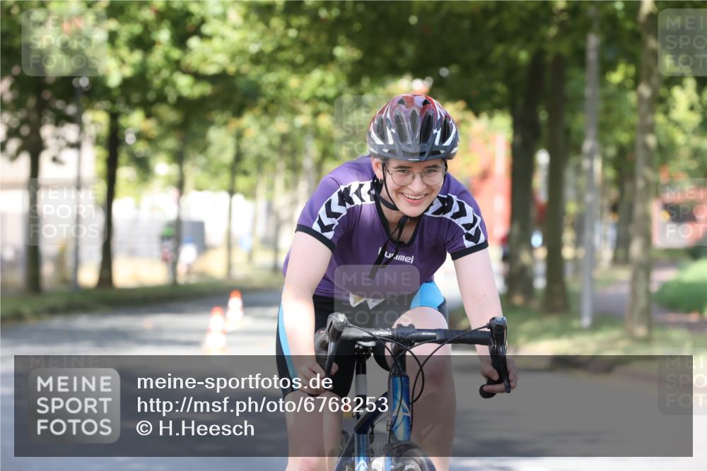 11.08.2024 - GEWOBA Citytriathlon Bremen H.Heesch http://msf.ph/oto/6768253 11.08.2024 10:22:51 Radfahren 26, 47, 48, 94, 102 meine-sportfotos.de