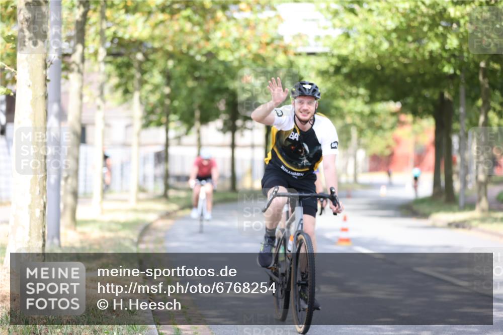 11.08.2024 - GEWOBA Citytriathlon Bremen H.Heesch http://msf.ph/oto/6768254 11.08.2024 10:40:34 Radfahren 9, 26, 27, 38, 42, 55, 64, 66, 71 meine-sportfotos.de