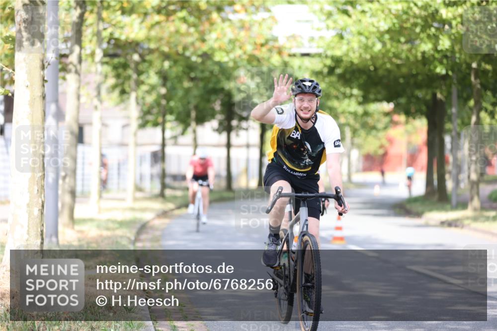 11.08.2024 - GEWOBA Citytriathlon Bremen H.Heesch http://msf.ph/oto/6768256 11.08.2024 10:40:34 Radfahren 9, 26, 27, 38, 42, 55, 64, 66, 71 meine-sportfotos.de