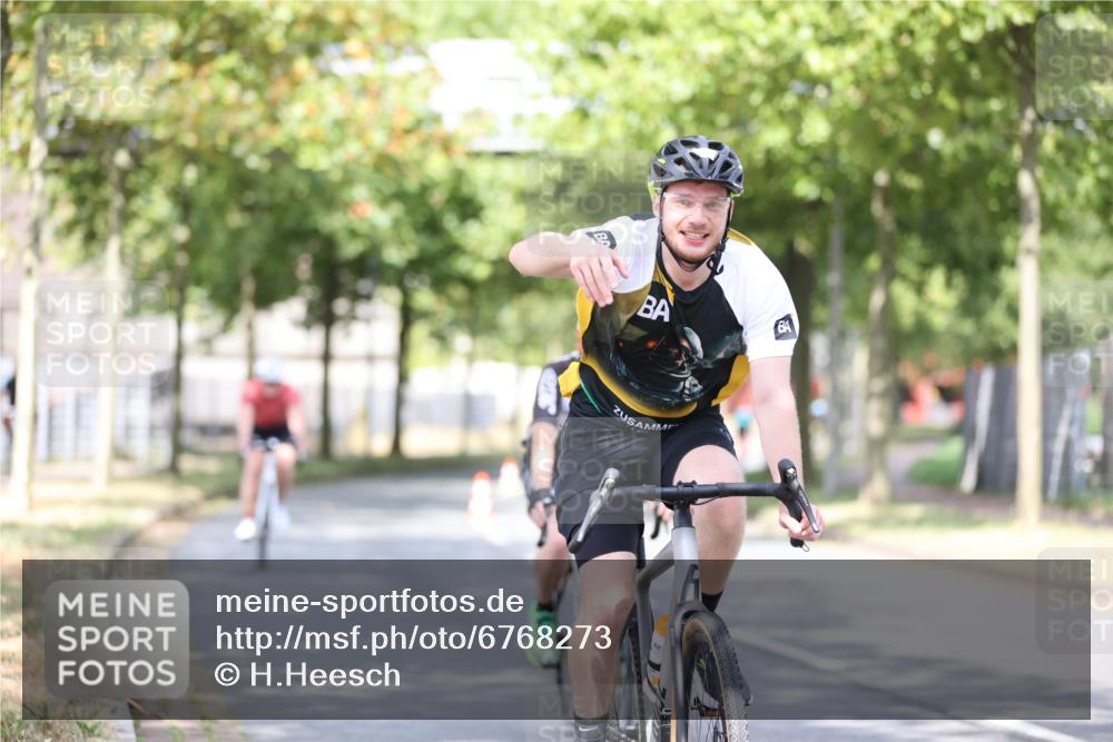 11.08.2024 - GEWOBA Citytriathlon Bremen H.Heesch http://msf.ph/oto/6768273 11.08.2024 10:40:34 Radfahren 9, 26, 27, 38, 42, 55, 64, 66, 71 meine-sportfotos.de