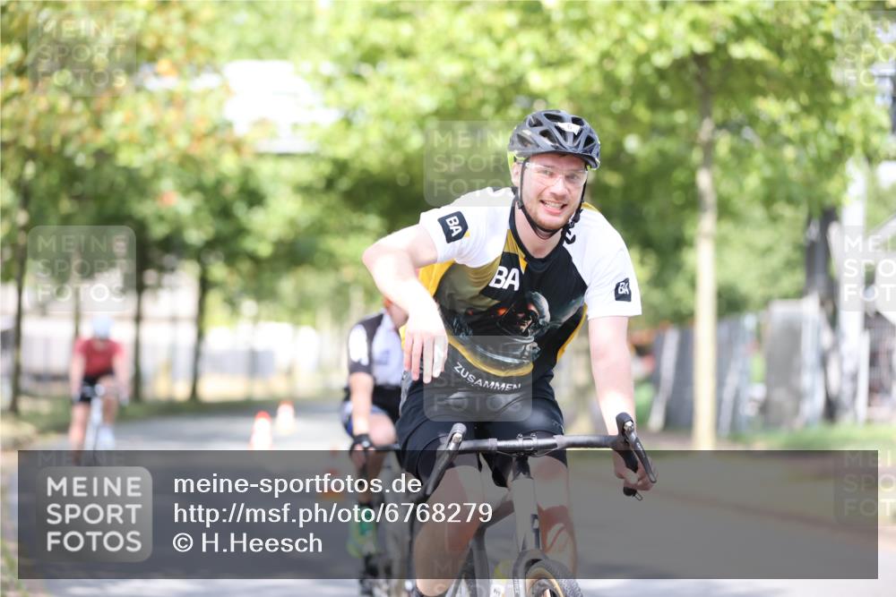11.08.2024 - GEWOBA Citytriathlon Bremen H.Heesch http://msf.ph/oto/6768279 11.08.2024 10:40:34 Radfahren 9, 26, 27, 38, 42, 55, 64, 66, 71 meine-sportfotos.de