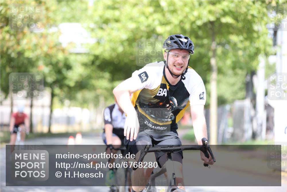 11.08.2024 - GEWOBA Citytriathlon Bremen H.Heesch http://msf.ph/oto/6768280 11.08.2024 10:40:34 Radfahren 9, 26, 27, 38, 42, 55, 64, 66, 71 meine-sportfotos.de