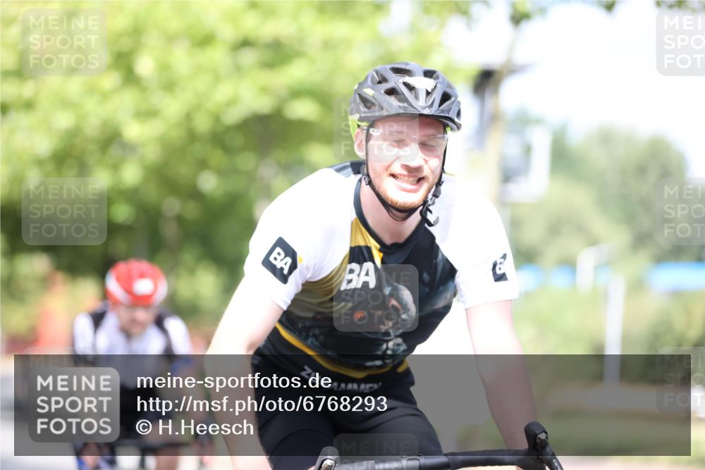 11.08.2024 - GEWOBA Citytriathlon Bremen H.Heesch http://msf.ph/oto/6768293 11.08.2024 10:40:35 Radfahren 9, 26, 27, 38, 42, 55, 64, 66, 71 meine-sportfotos.de
