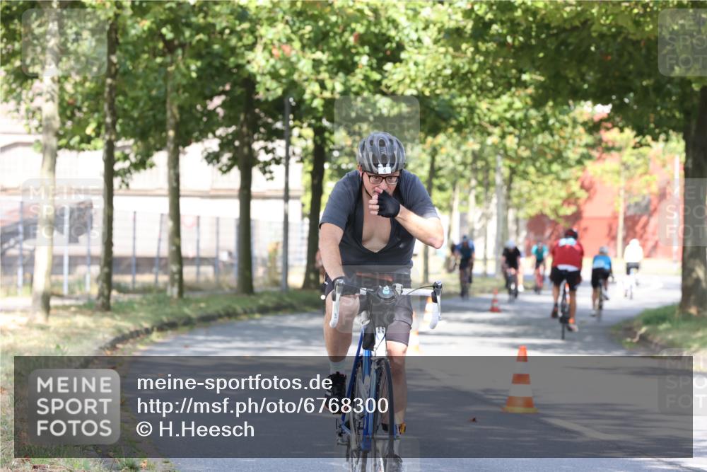 11.08.2024 - GEWOBA Citytriathlon Bremen H.Heesch http://msf.ph/oto/6768300 11.08.2024 10:23:15 Radfahren 5, 15, 38, 49, 66, 84, 91 meine-sportfotos.de