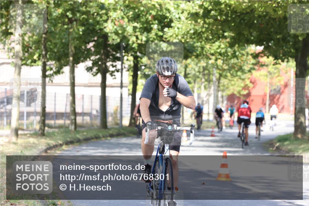 11.08.2024 - GEWOBA Citytriathlon Bremen H.Heesch http://msf.ph/oto/6768301 11.08.2024 10:23:15 Radfahren 5, 15, 38, 49, 66, 84, 91 meine-sportfotos.de