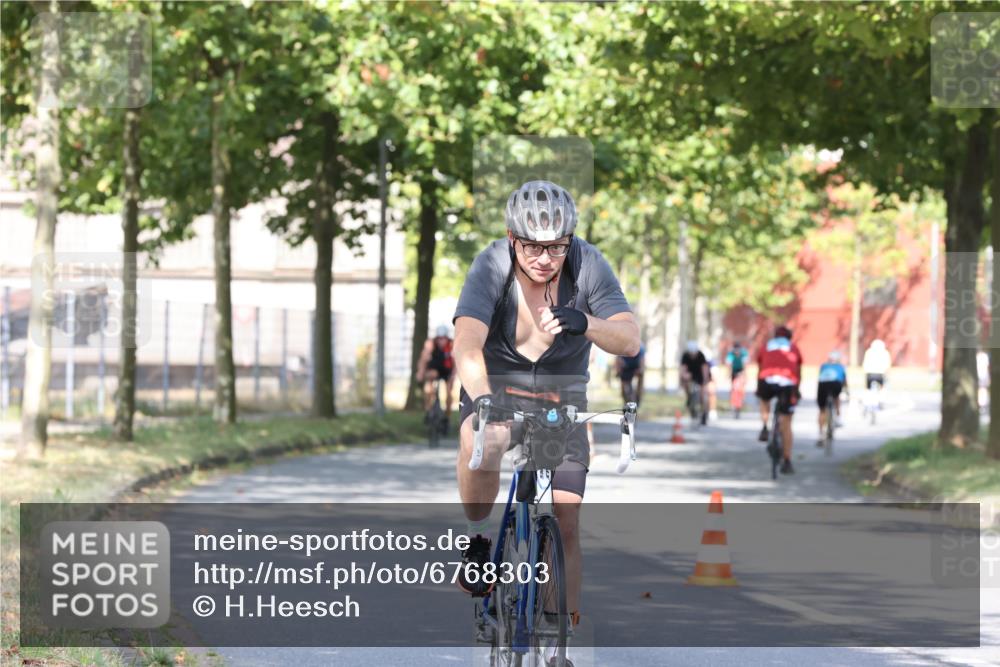 11.08.2024 - GEWOBA Citytriathlon Bremen H.Heesch http://msf.ph/oto/6768303 11.08.2024 10:23:15 Radfahren 5, 15, 38, 49, 66, 84, 91 meine-sportfotos.de
