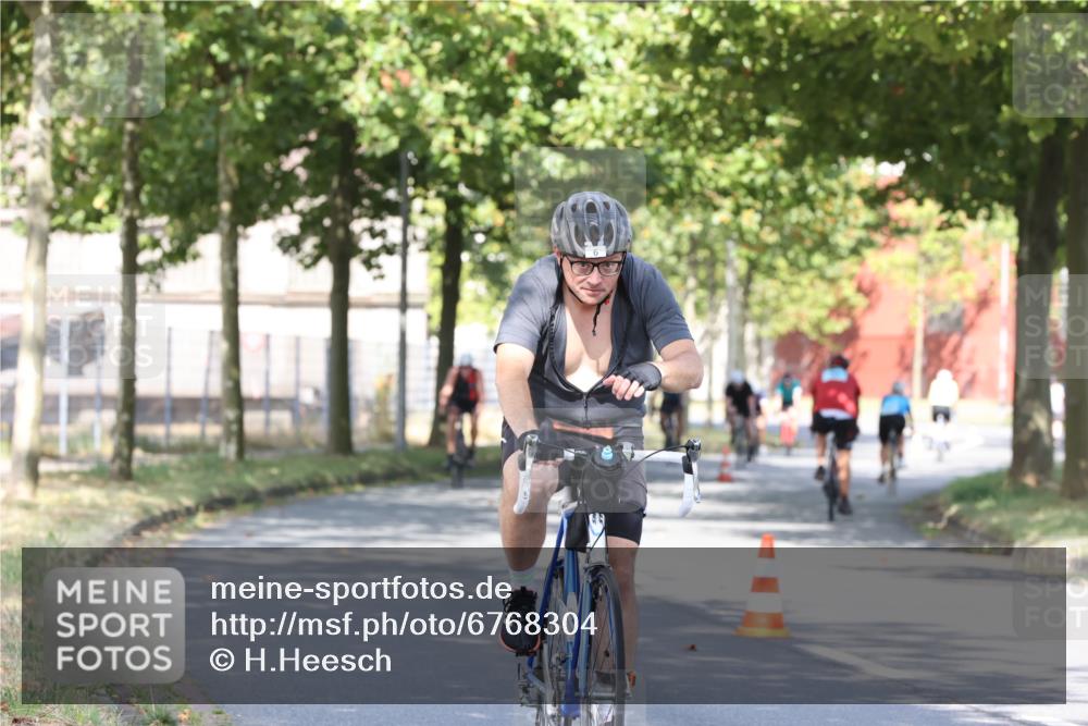11.08.2024 - GEWOBA Citytriathlon Bremen H.Heesch http://msf.ph/oto/6768304 11.08.2024 10:23:15 Radfahren 5, 15, 38, 49, 66, 84, 91 meine-sportfotos.de