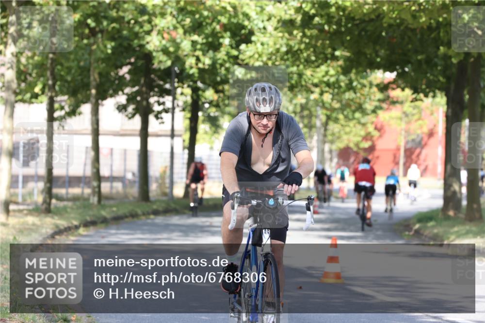11.08.2024 - GEWOBA Citytriathlon Bremen H.Heesch http://msf.ph/oto/6768306 11.08.2024 10:23:15 Radfahren 5, 15, 38, 49, 66, 84, 91 meine-sportfotos.de