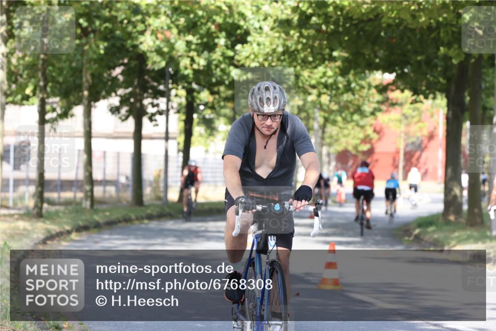 11.08.2024 - GEWOBA Citytriathlon Bremen H.Heesch http://msf.ph/oto/6768308 11.08.2024 10:23:15 Radfahren 5, 15, 38, 49, 66, 84, 91 meine-sportfotos.de