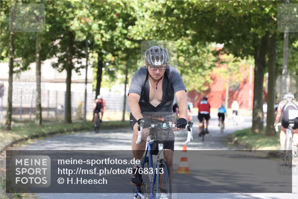 11.08.2024 - GEWOBA Citytriathlon Bremen H.Heesch http://msf.ph/oto/6768313 11.08.2024 10:23:15 Radfahren 5, 15, 38, 49, 66, 84, 91 meine-sportfotos.de