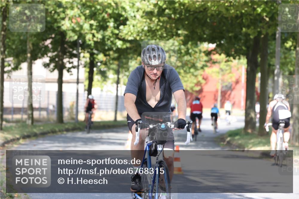 11.08.2024 - GEWOBA Citytriathlon Bremen H.Heesch http://msf.ph/oto/6768315 11.08.2024 10:23:15 Radfahren 5, 15, 38, 49, 66, 84, 91 meine-sportfotos.de