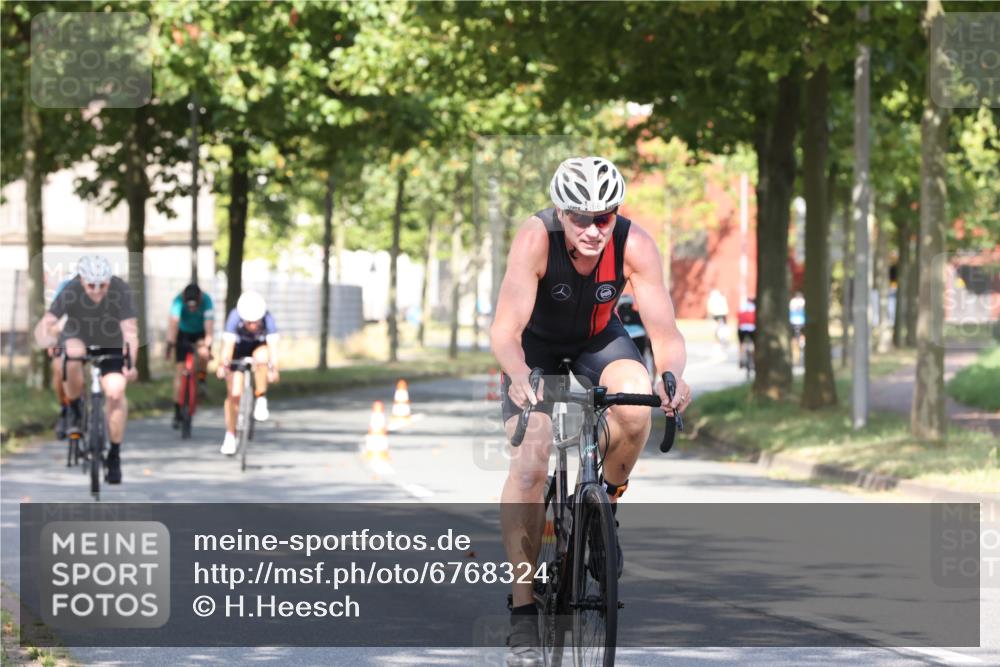 11.08.2024 - GEWOBA Citytriathlon Bremen H.Heesch http://msf.ph/oto/6768324 11.08.2024 10:23:20 Radfahren 15, 35, 38, 49, 66, 84 meine-sportfotos.de