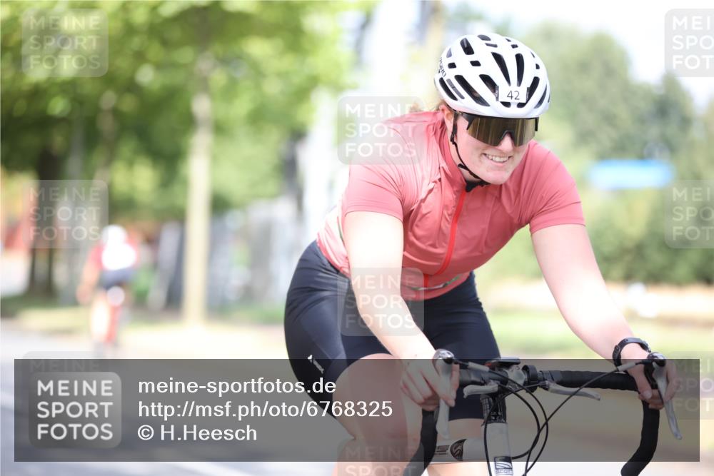 11.08.2024 - GEWOBA Citytriathlon Bremen H.Heesch http://msf.ph/oto/6768325 11.08.2024 10:40:37 Radfahren 9, 26, 27, 38, 42, 55, 64, 66, 71 meine-sportfotos.de